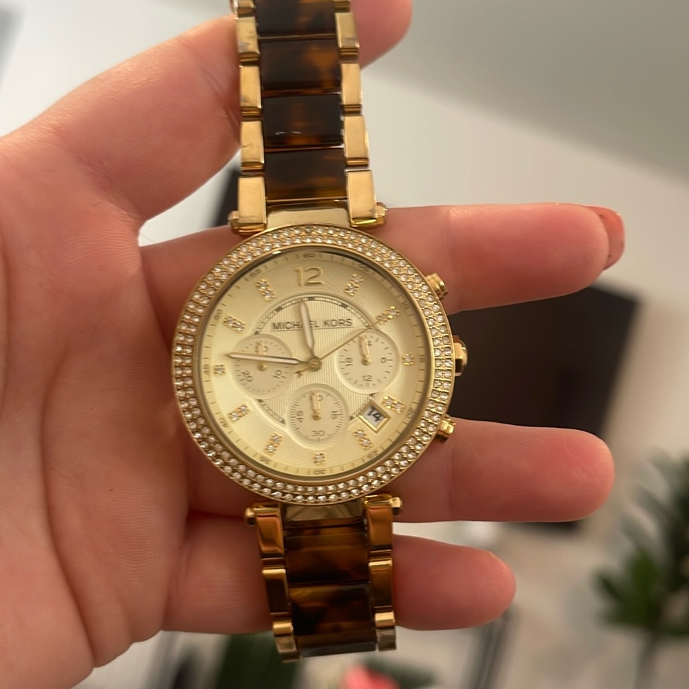 Selling a like new Michael Kors Tortise watch